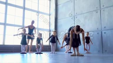 可爱的女孩在芭蕾舞学校学习跳舞。 孩子们`芭蕾舞学校。